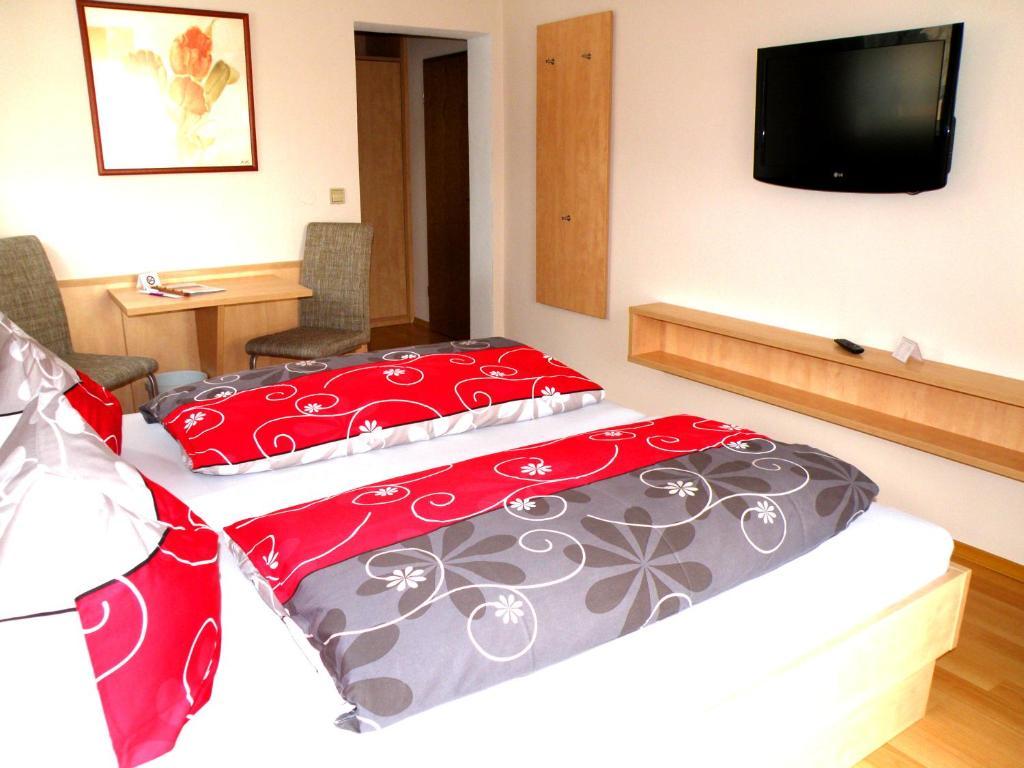 Zum Schwarzen Baeren Hotel Vohenstrauss Room photo