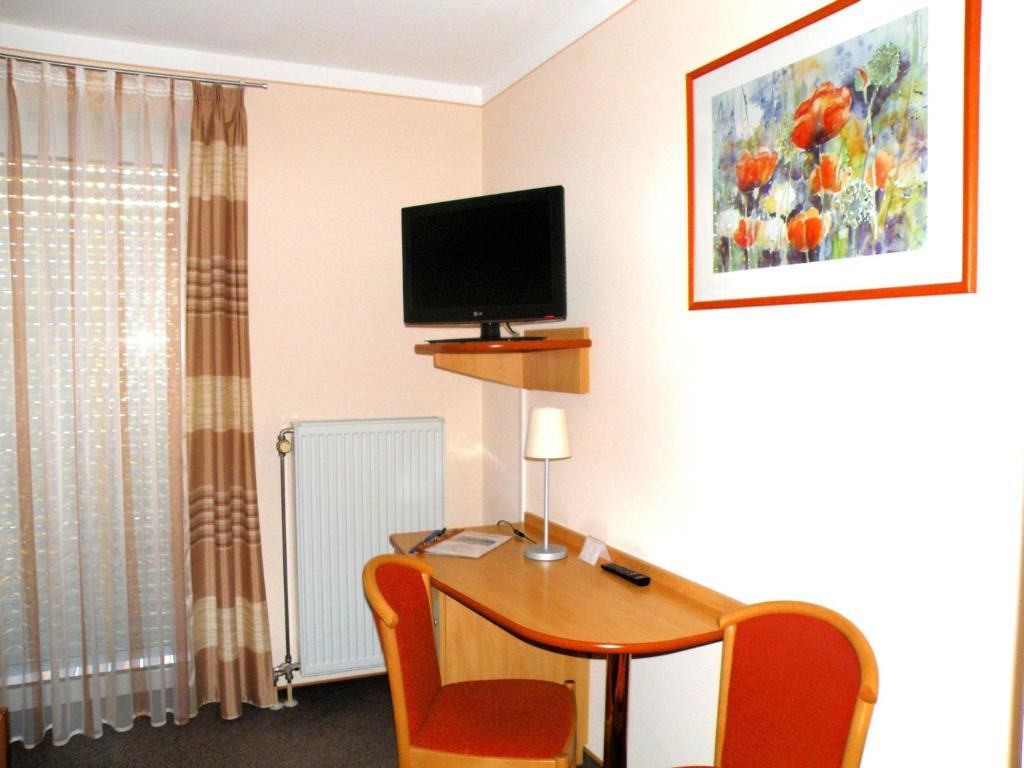 Zum Schwarzen Baeren Hotel Vohenstrauss Room photo