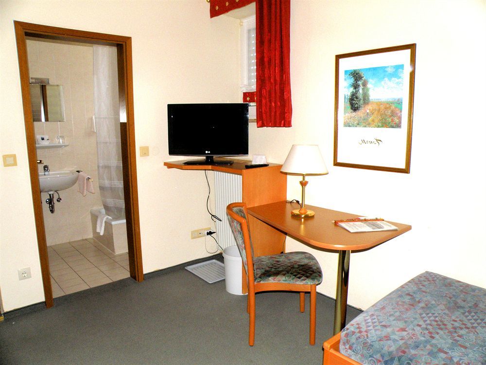 Zum Schwarzen Baeren Hotel Vohenstrauss Exterior photo